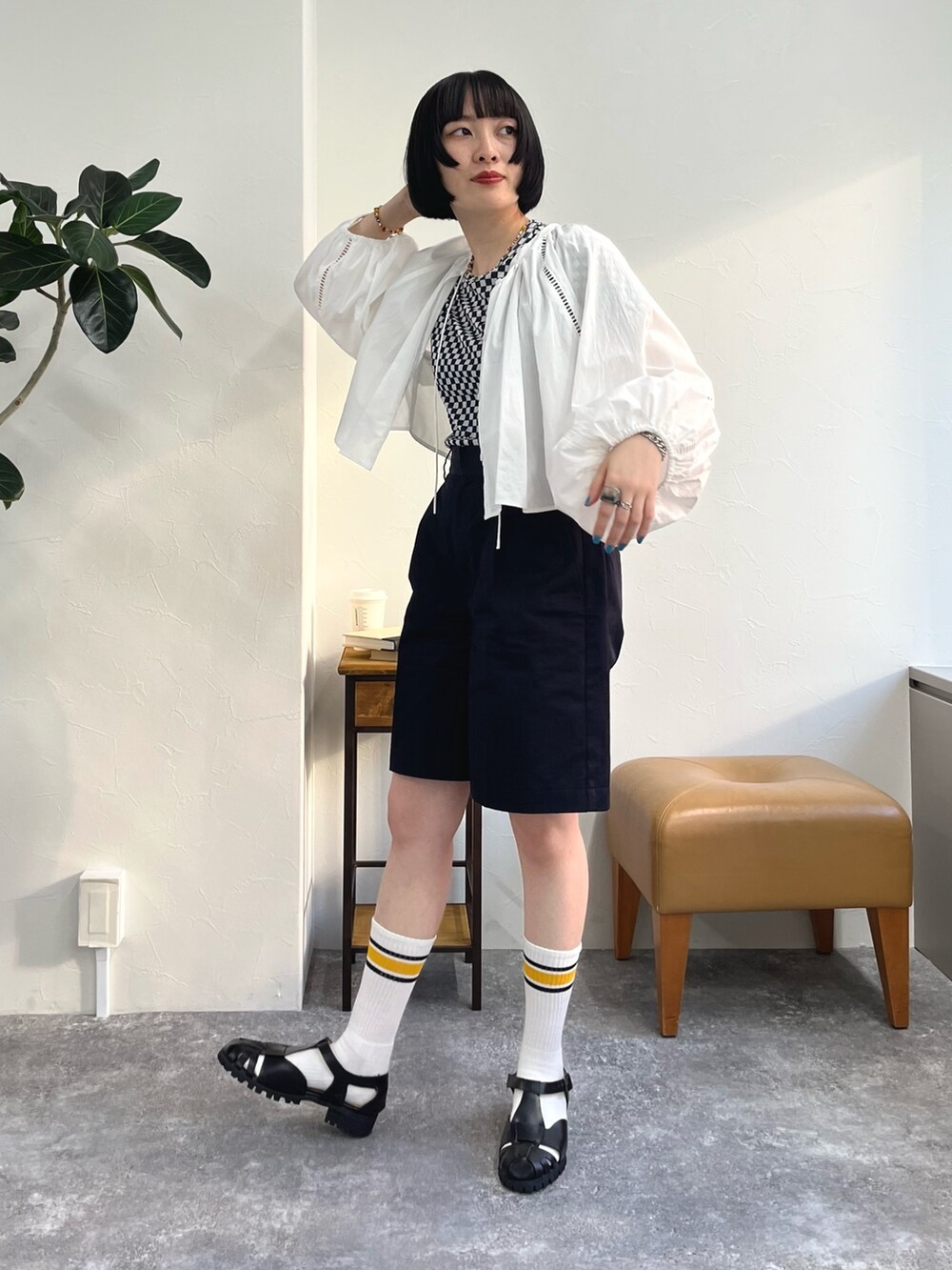 ホワイト系のシャツ/ブラウス、ブルー系のその他パンツを着用したレディースの春コーディネートの2枚目の写真