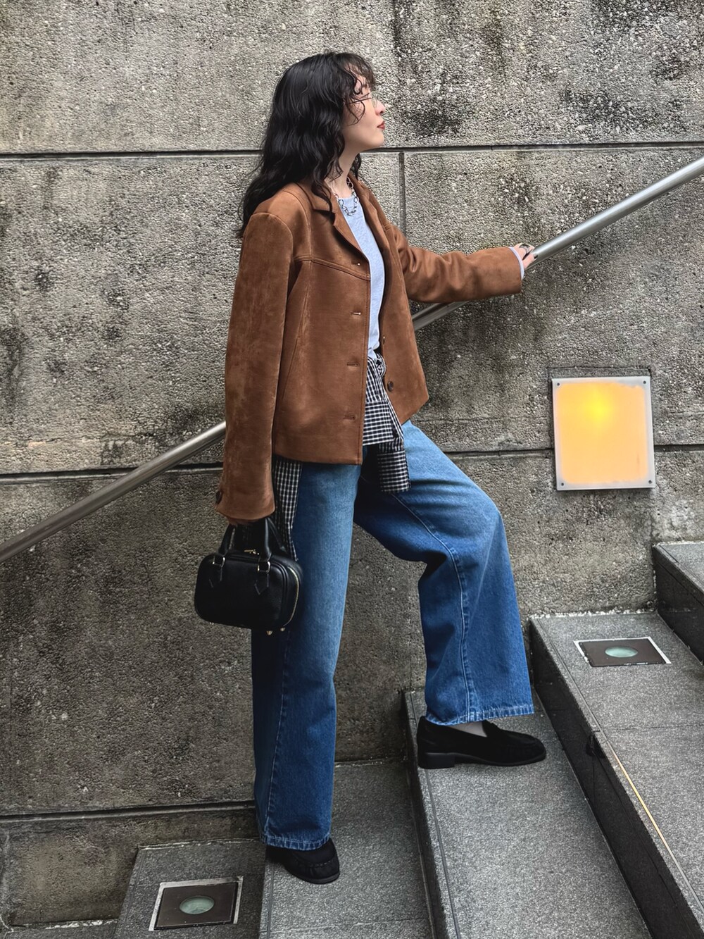 ブラウン系のダウンジャケット/コート、グレー系のスウェット、ブラック系のシャツ/ブラウスを着用したレディースの秋コーディネートの6枚目の写真