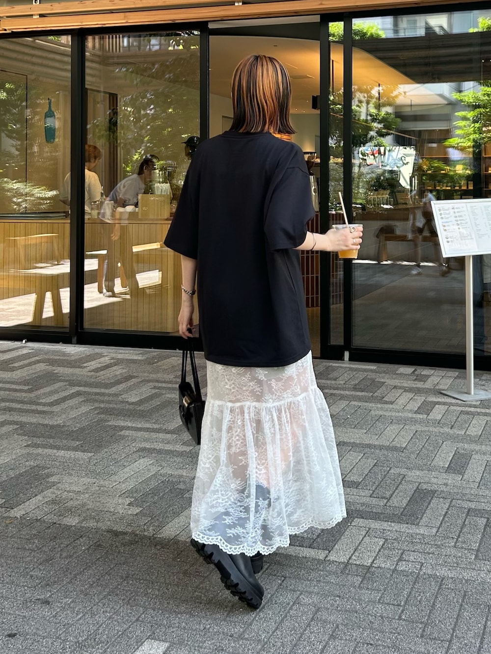 「レイヤードスタイル、夏コーデ、サングラス、ショートパンツ、テーマパークコーデ、休日スタイル、シアー、シアースカート、レーススカート、ブーツ、ユニセックス、フランクリンクライミング、FREDY&GLOSTER、低身長コーデ、ビッグシルエット」｜「Franklin Climbingの【Franklin Climbing/フランクリンクライミング】ラブラドゥールドッグ＆e-BIKEグラフィック プリントTシャツ（Tシャツ/カットソー、ブラック系）」を使った、スダサチカさん（レディース・155cm）の夏コーディネートの4枚目の写真
