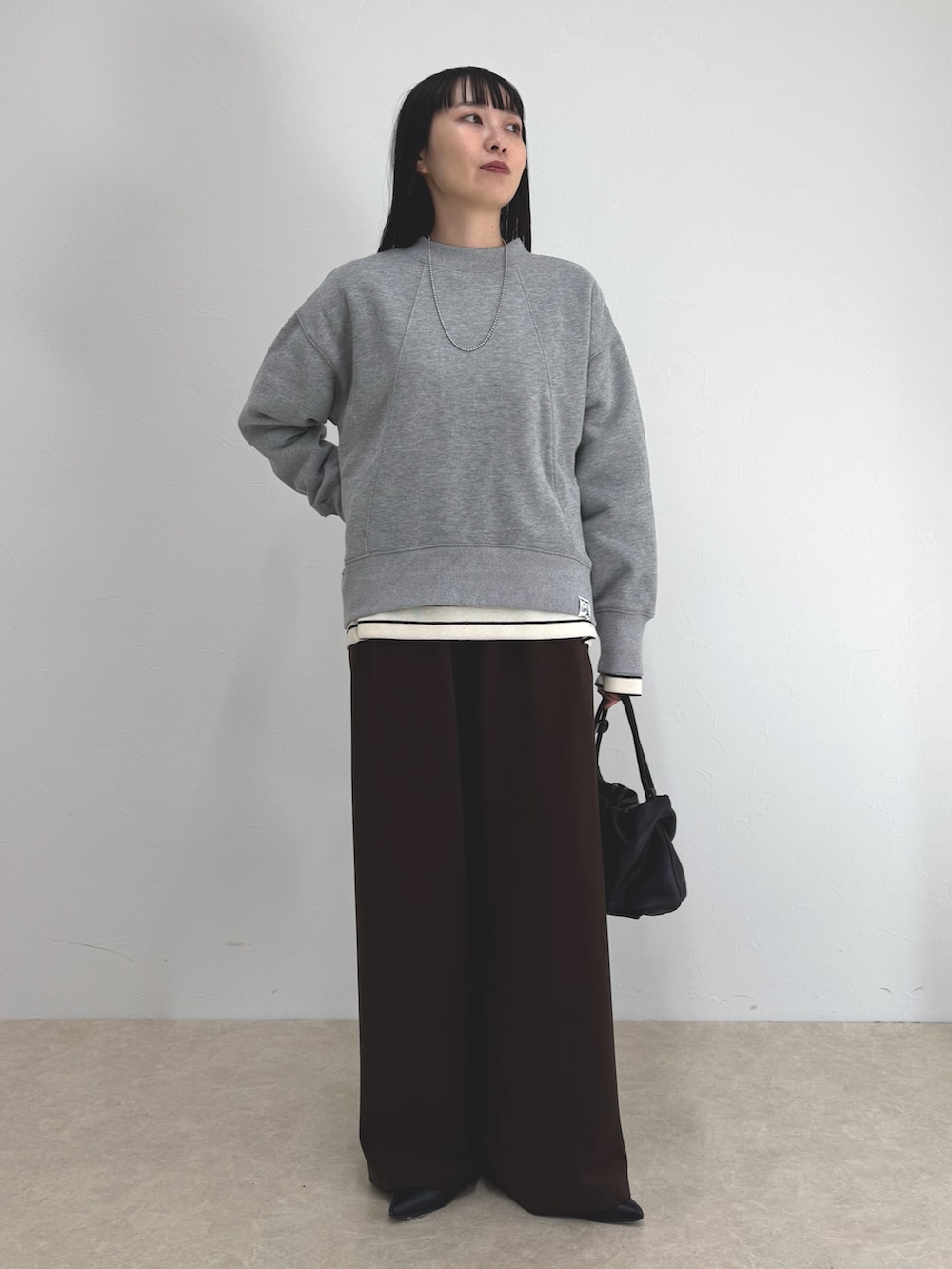 グレー系のスウェット、ブラウン系のその他パンツ、ホワイト系のTシャツ/カットソーを着用したレディースの冬コーディネートの6枚目の写真