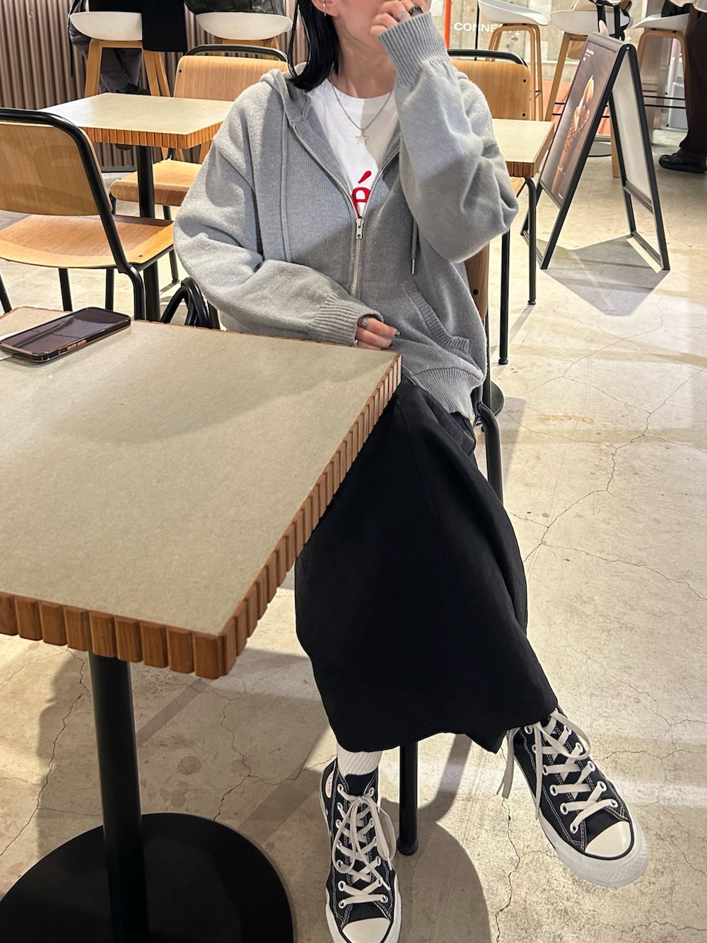 「スポーツミックス、ボストンバッグ、ロングスカート、スニーカー、秋コーデ、お出かけコーデ、パーカー、パーカーコーデ、ジップパーカ、スカート、コンバース、FREDY&GLOSTER、低身長コーデ、トレンドファッション、大人カジュアル」｜「fredy emueのフードニットZIPパーカー（パーカー、グレー系）」を使った、スダサチカさん（レディース・155cm）の秋コーディネートの4枚目の写真