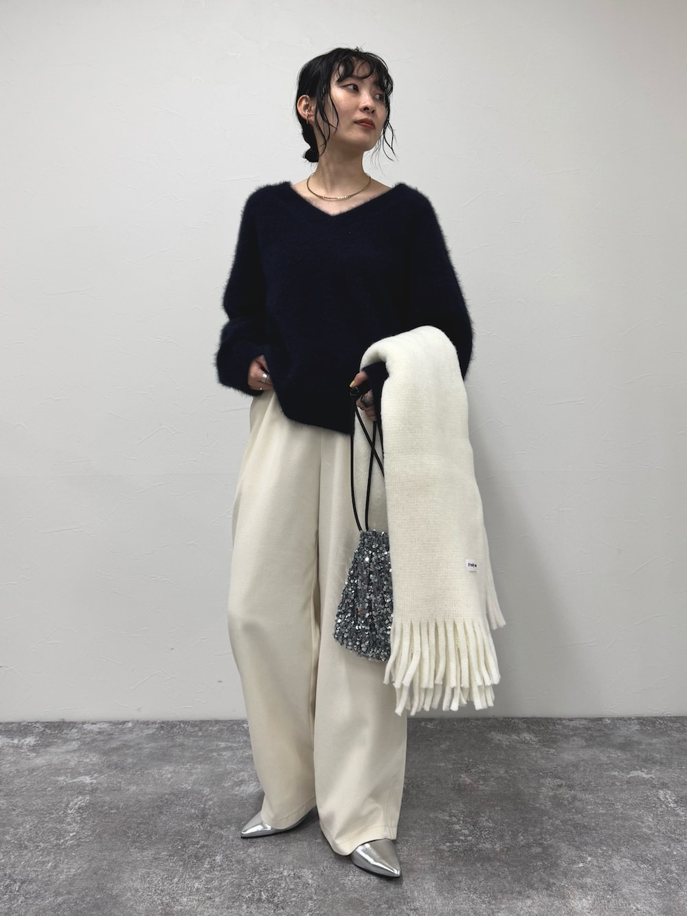 ブルー系のニット/セーター、ホワイト系のその他パンツ、ホワイト系のストール/ショールを着用したレディースの冬コーディネートの2枚目の写真
