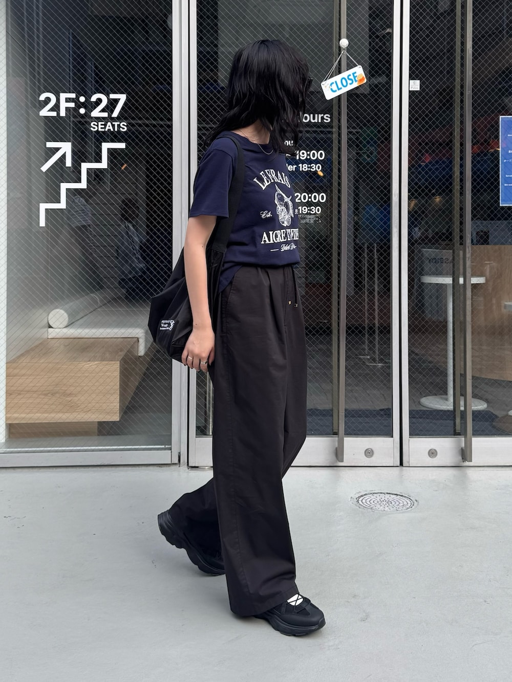 「スポーツミックス、サンダル、雨の日コーデ、ショルダーバッグ、厚底サンダル、サングラス、夏コーデ、大人カジュアルコーデ、ノームコア、Tシャツ、スニーカーサンダル、メリージェーン、シンプルコーデ、チノパン、低身長コーデ」｜「fredy emueのLemonコンパクトグラフィックTシャツ（Tシャツ/カットソー、ブルー系）」を使った、スダサチカさん（骨格ナチュラル・レディース・155cm）の夏コーディネートの5枚目の写真