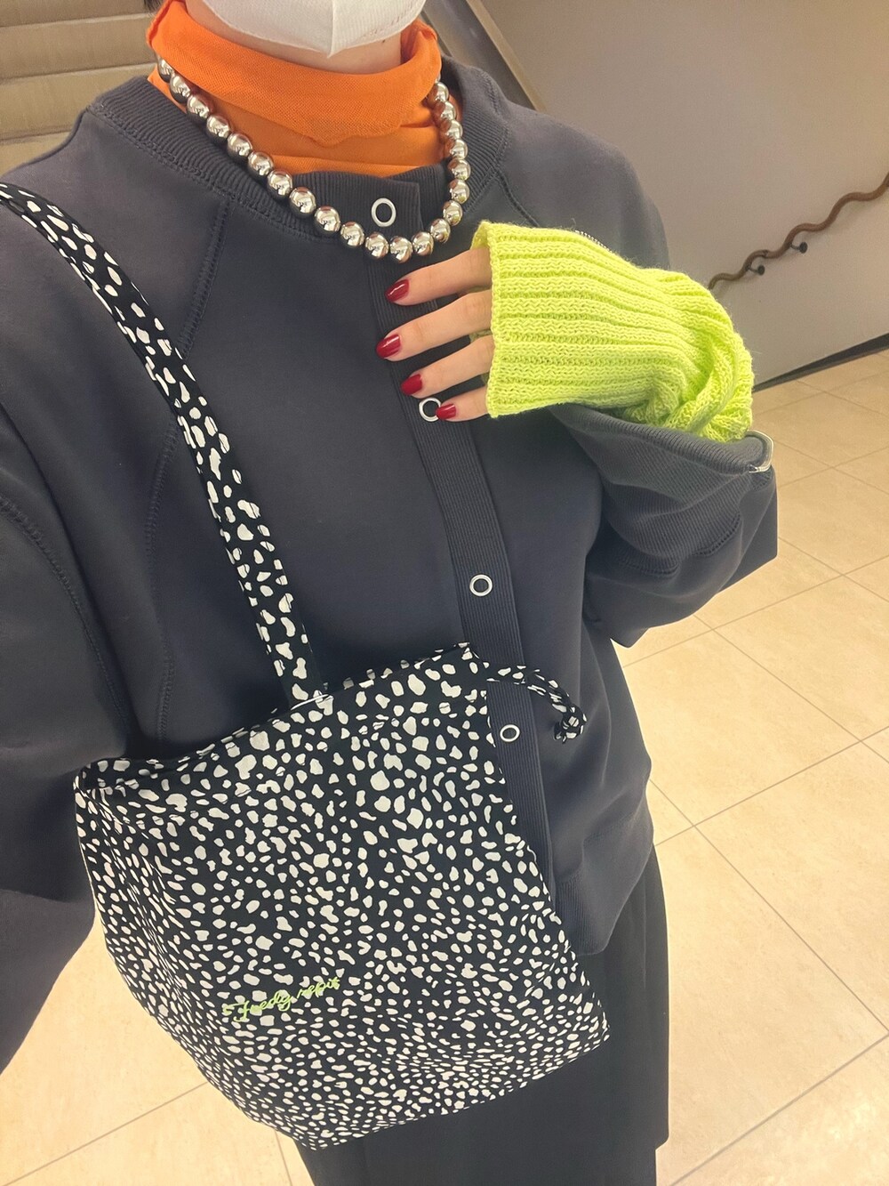 「春色、お出かけコーデ、春服、休日コーデ、カジュアルコーデ、楽チンコーデ、着回しコーデ、低身長、差し色、アームウォーマー、レイヤードスタイル、カーティガン、骨格ナチュラル、スニーカーコーデ、プリーツスカート」｜「fredy emueのポンチ袖口ジップカーディガン（カーディガン/ボレロ、グレー系）」を使った、スダサチカさん（レディース・155cm）の冬コーディネートの3枚目の写真