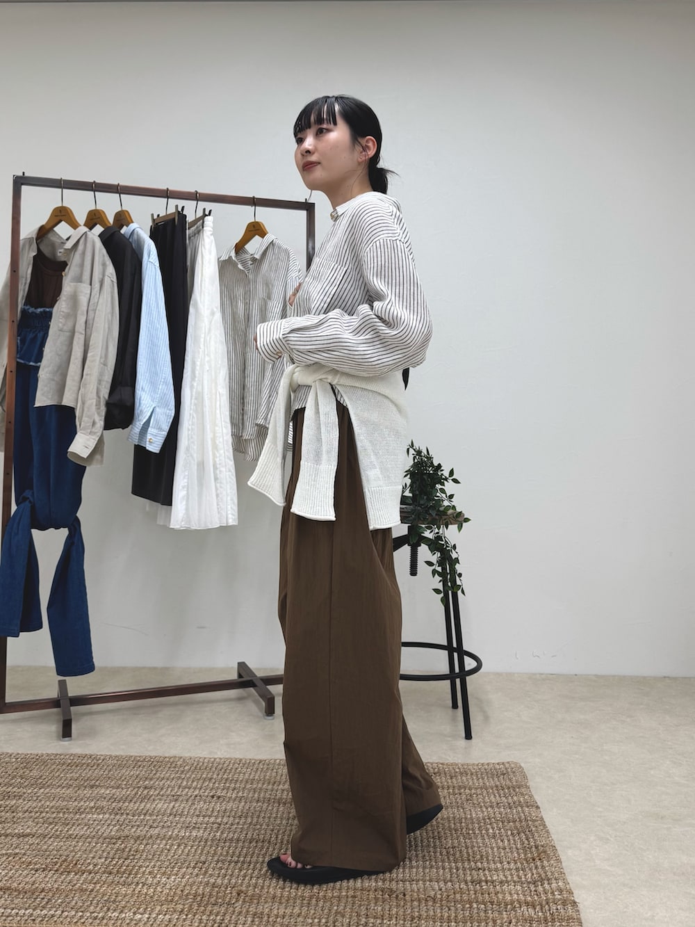 ベージュ系のシャツ/ブラウス、ブラウン系のその他パンツ、ホワイト系のニット/セーターを着用したレディースの春コーディネートの3枚目の写真