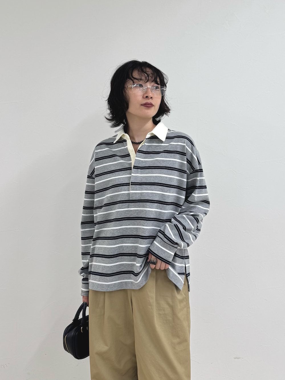 グレー系のTシャツ/カットソー、ベージュ系のその他パンツ、グレー系のネックレスを着用したレディースの秋コーディネートの5枚目の写真