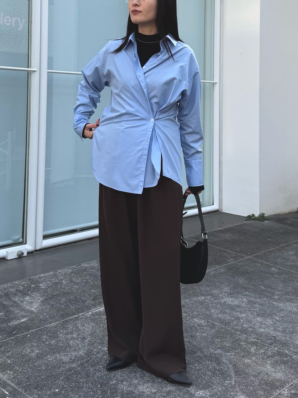 ブルー系のシャツ/ブラウス、ブラック系のその他トップス、ブラウン系のその他パンツを着用したレディースの冬コーディネートの2枚目の写真