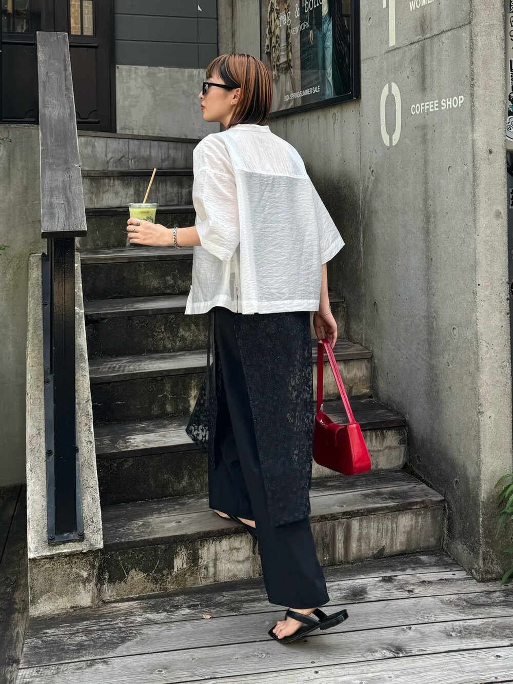 ホワイト系のシャツ/ブラウス、ブラック系のスカート、ブラック系のその他パンツを着用したレディースの夏コーディネートの2枚目の写真