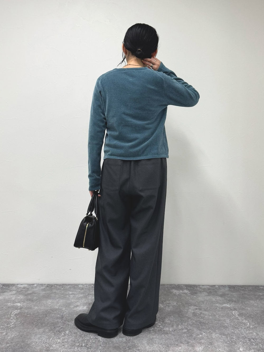 グレー系のTシャツ/カットソー、ブルー系のカーディガン/ボレロ、グレー系のその他パンツを着用したレディースの冬コーディネートの4枚目の写真