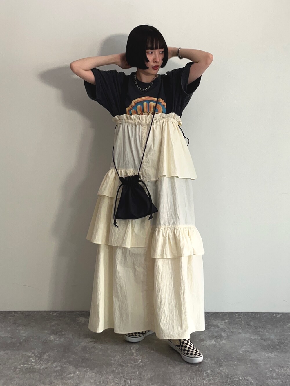ブラック系のTシャツ/カットソー、グリーン系のワンピース、ブラック系のショルダーバッグを着用したレディースの春コーディネートの2枚目の写真