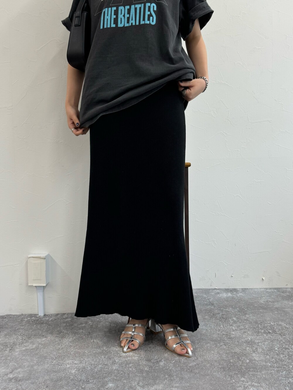 ブラック系のスカート、シルバー系のサンダル、グレー系のTシャツ/カットソーを着用したレディースの夏コーディネートの4枚目の写真
