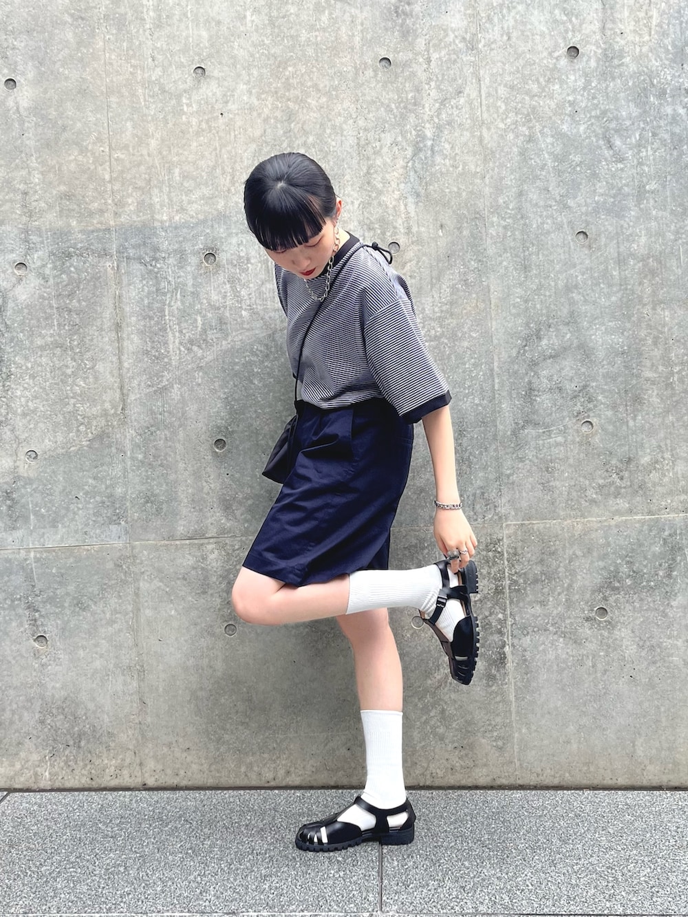 グレー系のTシャツ/カットソー、ブルー系のその他パンツ、ブラック系のショルダーバッグを着用したレディースの夏コーディネートの2枚目の写真