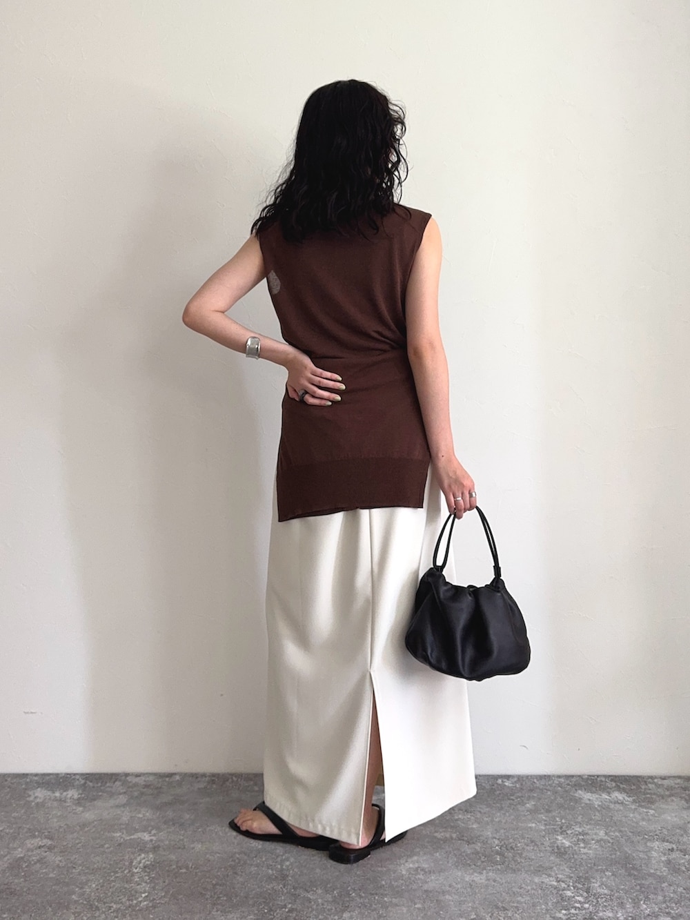 ブラウン系のタンクトップ、ブラウン系のカーディガン/ボレロ、ホワイト系のスカートを着用したレディースの夏コーディネートの4枚目の写真