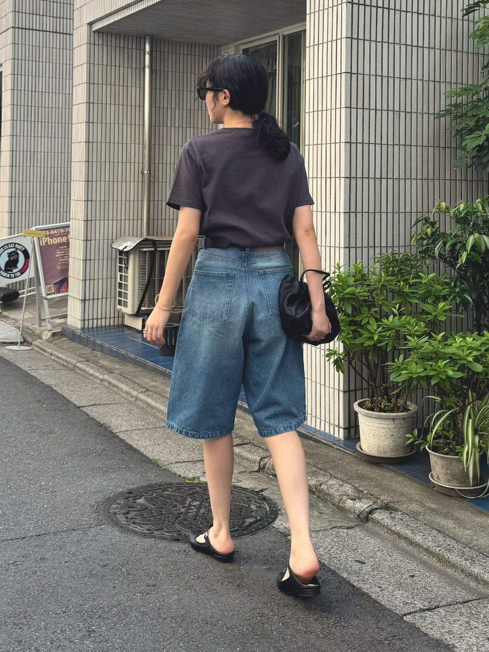「夏コーデ、黒Tシャツ、きれいめカジュアル、ショートパンツ、デニム、サングラス、お出かけコーデ、休日スタイル、夏ファッション、Tシャツ、Tシャツ×デニム、ハーフパンツ、デニムパンツ、低身長コーデ、大人カジュアル」｜「fredy emueのベーシック半袖Tシャツ（Tシャツ/カットソー、グレー系）」を使った、スダサチカさん（レディース・155cm）の夏コーディネートの3枚目の写真
