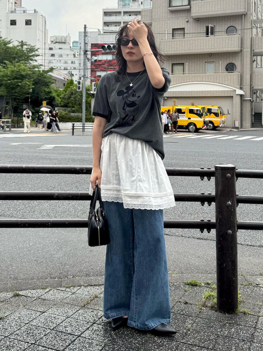 「デートコーデ、ミニスカート、レイヤードスタイル、デニム、サングラス、夏コーデ、韓国ファッション、大人カジュアルコーデ、春夏コーデ、シンプル、白スカート、レーススカート、Tシャツ、ミッキー、低身長コーデ」｜「fredy emueの【GOOD ROCK SPEED/グッドロックスピード】Disney MickeyリンガーTシャツ（Tシャツ/カットソー、グレー系）」を使った、スダサチカさん（骨格ナチュラル・レディース・155cm）の夏コーディネートの2枚目の写真