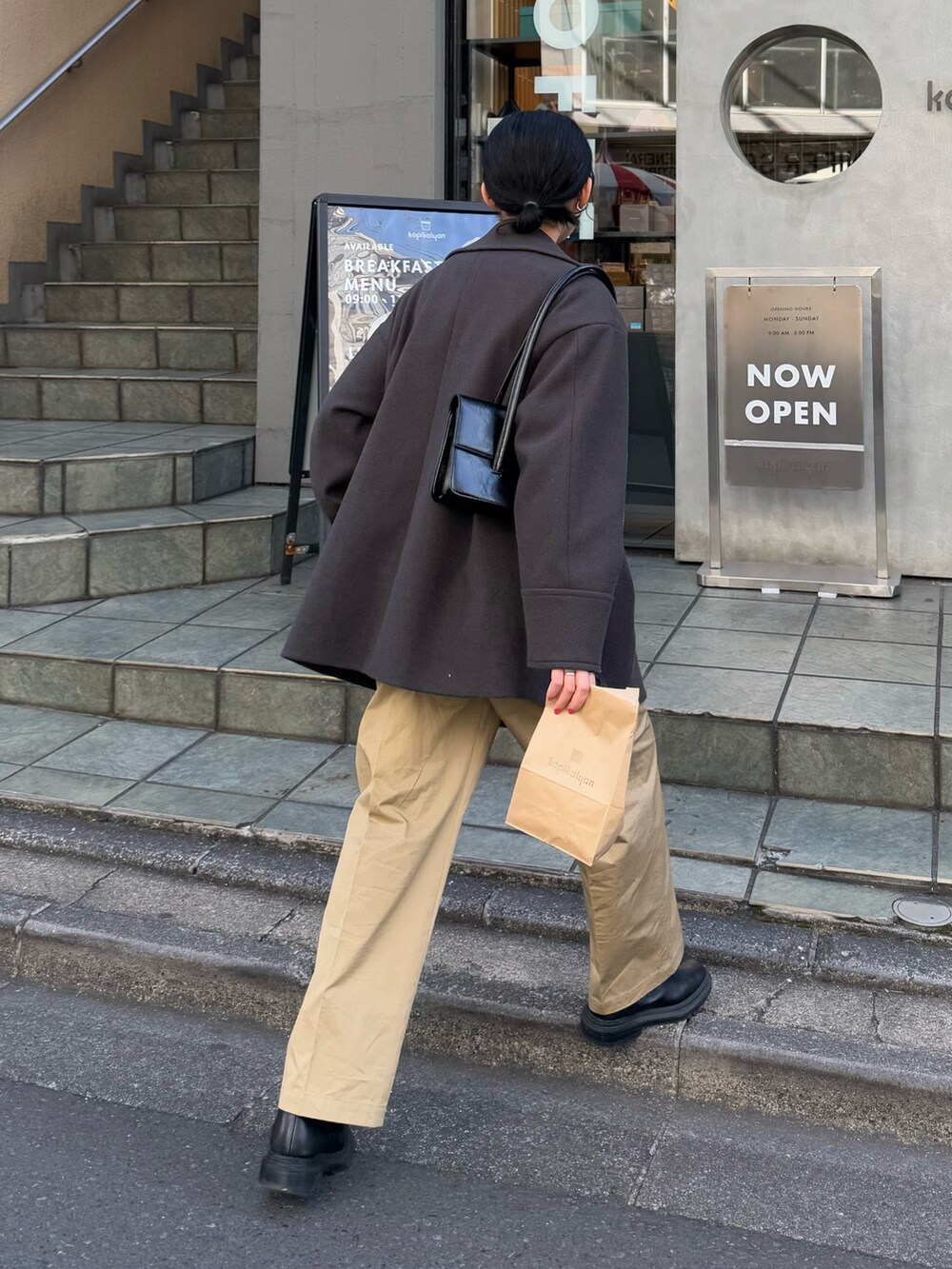 「ブーツ、ニット、クリスマスに着たい服、マイベストコーデ2024、冬コーデ、休日スタイル、きれいめカジュアル、ピーコート、アウター、チノパン、グレー、オトナカジュアル、FREDY&GLOSTER、低身長コーデ、冬アウター」｜「fredy emueのカシミヤ混ケーブル柄ラインニットプルオーバー（ニット/セーター、ブラック系）」を使った、スダサチカさん（レディース・155cm）の冬コーディネートの4枚目の写真