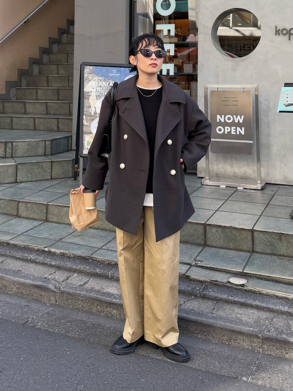 「ブーツ、ニット、クリスマスに着たい服、マイベストコーデ2024、冬コーデ、休日スタイル、きれいめカジュアル、ピーコート、アウター、チノパン、グレー、オトナカジュアル、FREDY&GLOSTER、低身長コーデ、冬アウター」｜「fredy emueのカシミヤ混ケーブル柄ラインニットプルオーバー（ニット/セーター、ブラック系）」を使った、スダサチカさん（レディース・155cm）の冬コーディネートの2枚目の写真
