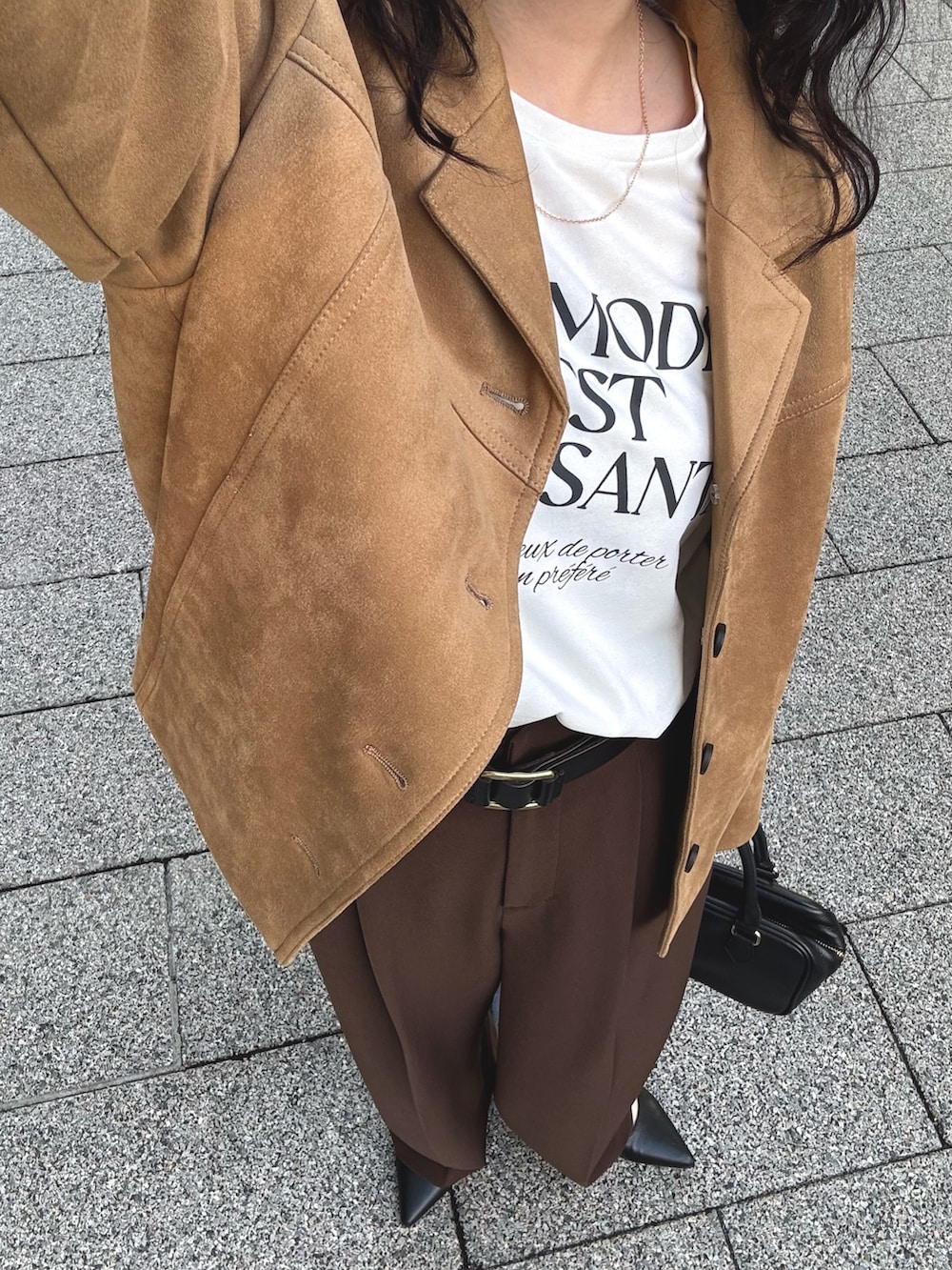 ベージュ系のダウンジャケット/コート、ホワイト系のTシャツ/カットソー、ブラウン系のスラックスを着用したレディースの秋コーディネートの8枚目の写真
