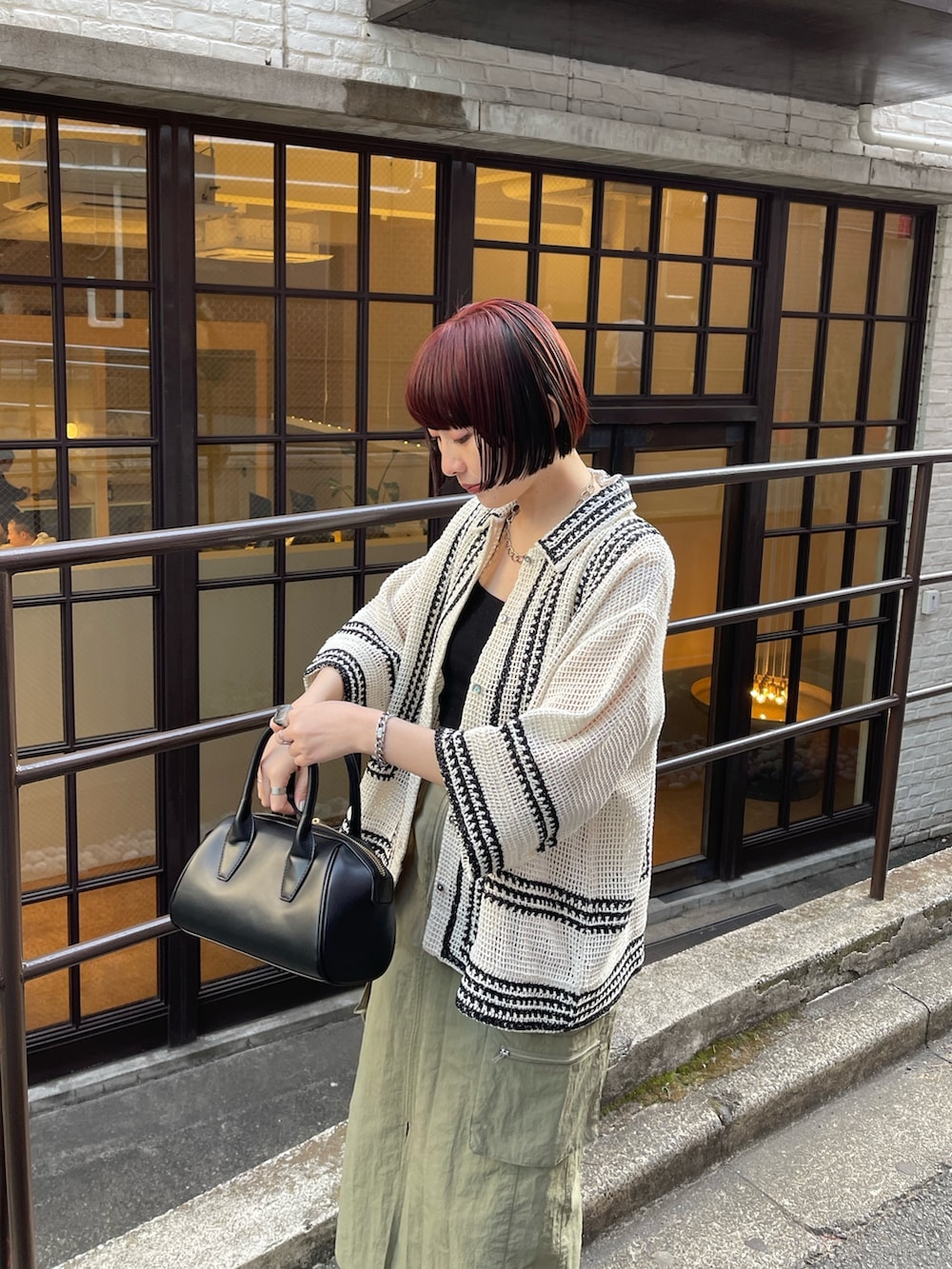 ホワイト系のシャツ/ブラウス、グリーン系のスカートを着用したレディースの冬コーディネートの4枚目の写真