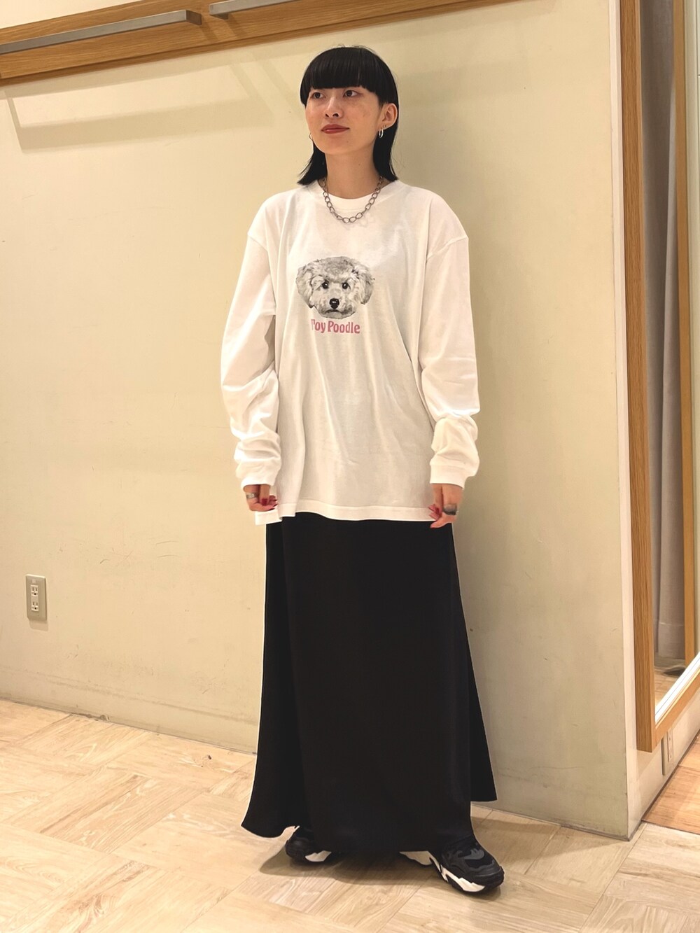ホワイト系のTシャツ/カットソー、ブラック系のスカートを着用したレディースの秋コーディネートの2枚目の写真