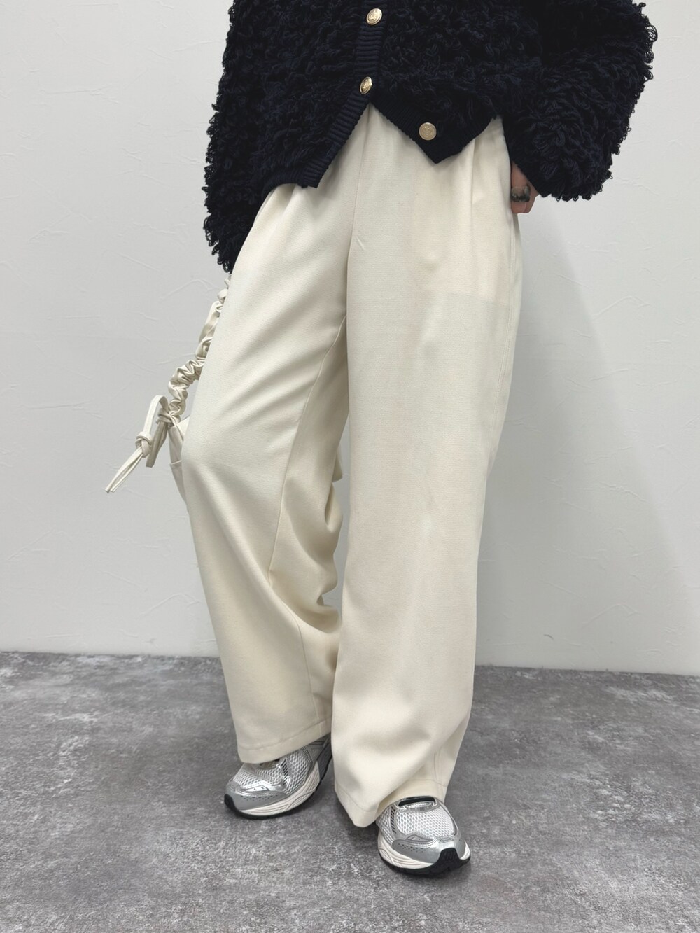 ブルー系のカーディガン/ボレロ、ホワイト系のその他パンツ、ホワイト系のハンドバッグを着用したレディースの冬コーディネートの6枚目の写真