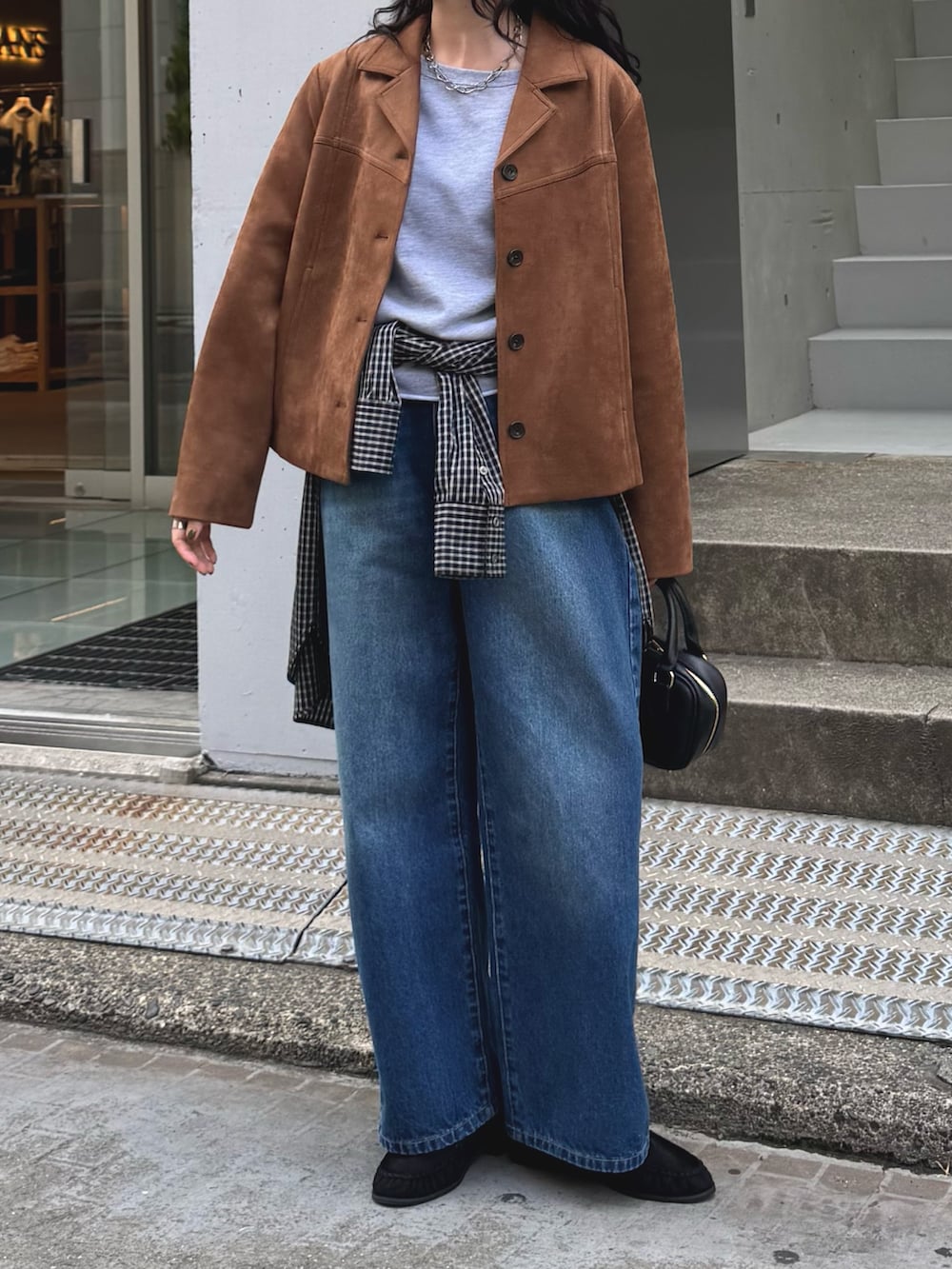 ブラウン系のダウンジャケット/コート、グレー系のスウェット、ブラック系のシャツ/ブラウスを着用したレディースの秋コーディネートの4枚目の写真