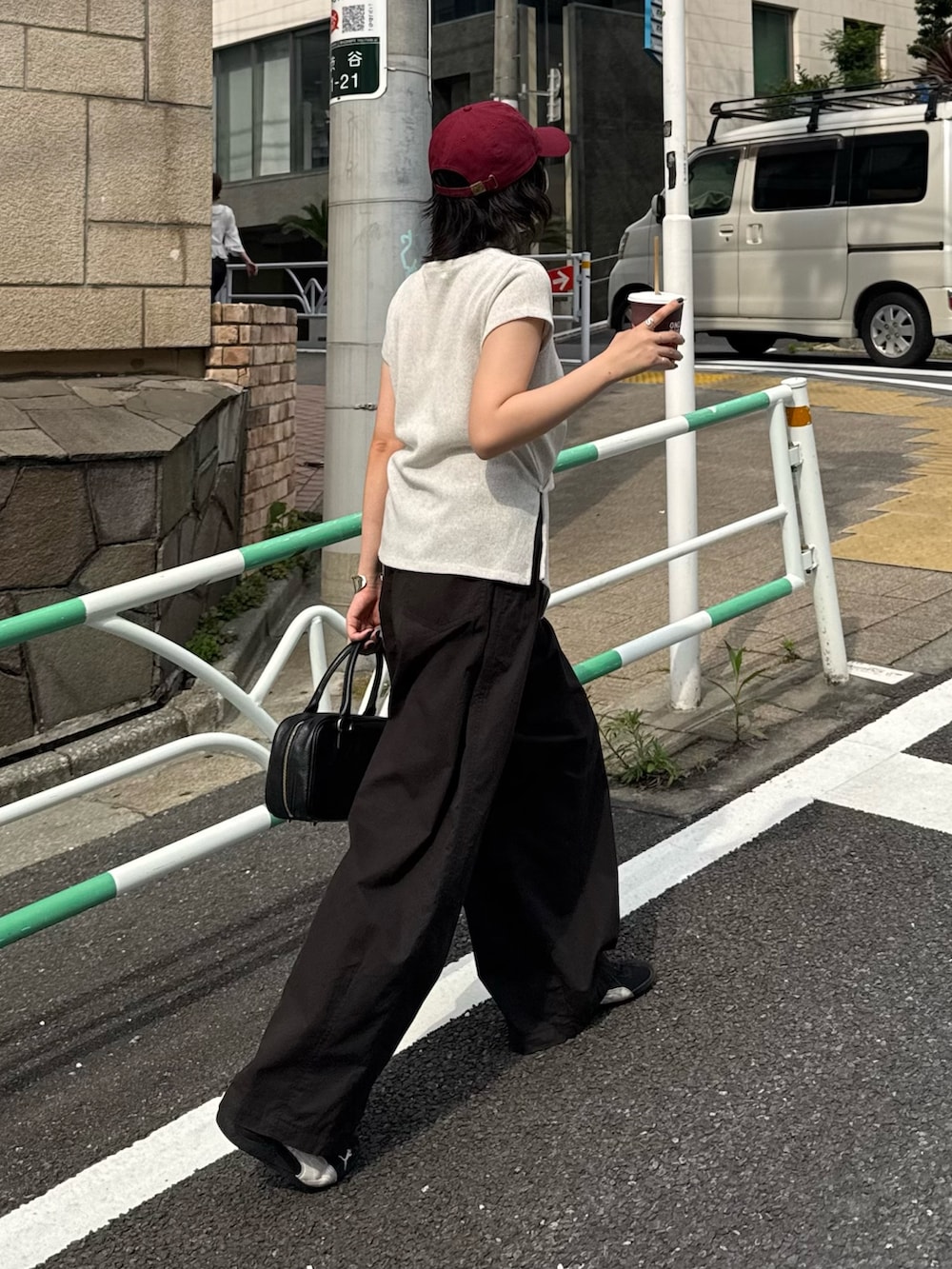ホワイト系のTシャツ/カットソー、ブラック系のその他パンツ、レッド系のキャップを着用したレディースの夏コーディネートの4枚目の写真