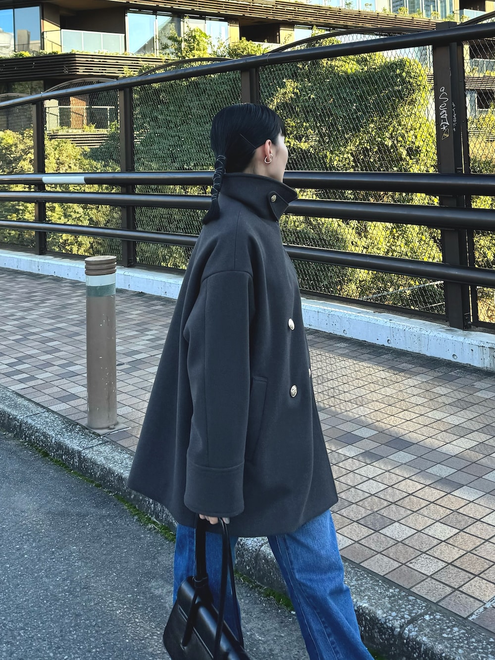 「お出かけコーデ、冬アウター、デニム、クリスマスに着たい服、冬コーデ、休日スタイル、秋冬コーデ、ピーコート、デニムパンツ、オペラシューズ、シンプルコーデ、オトナカジュアル、FREDY&GLOSTER、低身長コーデ、グレー」｜「fredy emueのウール混ミドル丈Pコート（ピーコート、グレー系）」を使った、スダサチカさん（レディース・155cm）の冬コーディネートの2枚目の写真