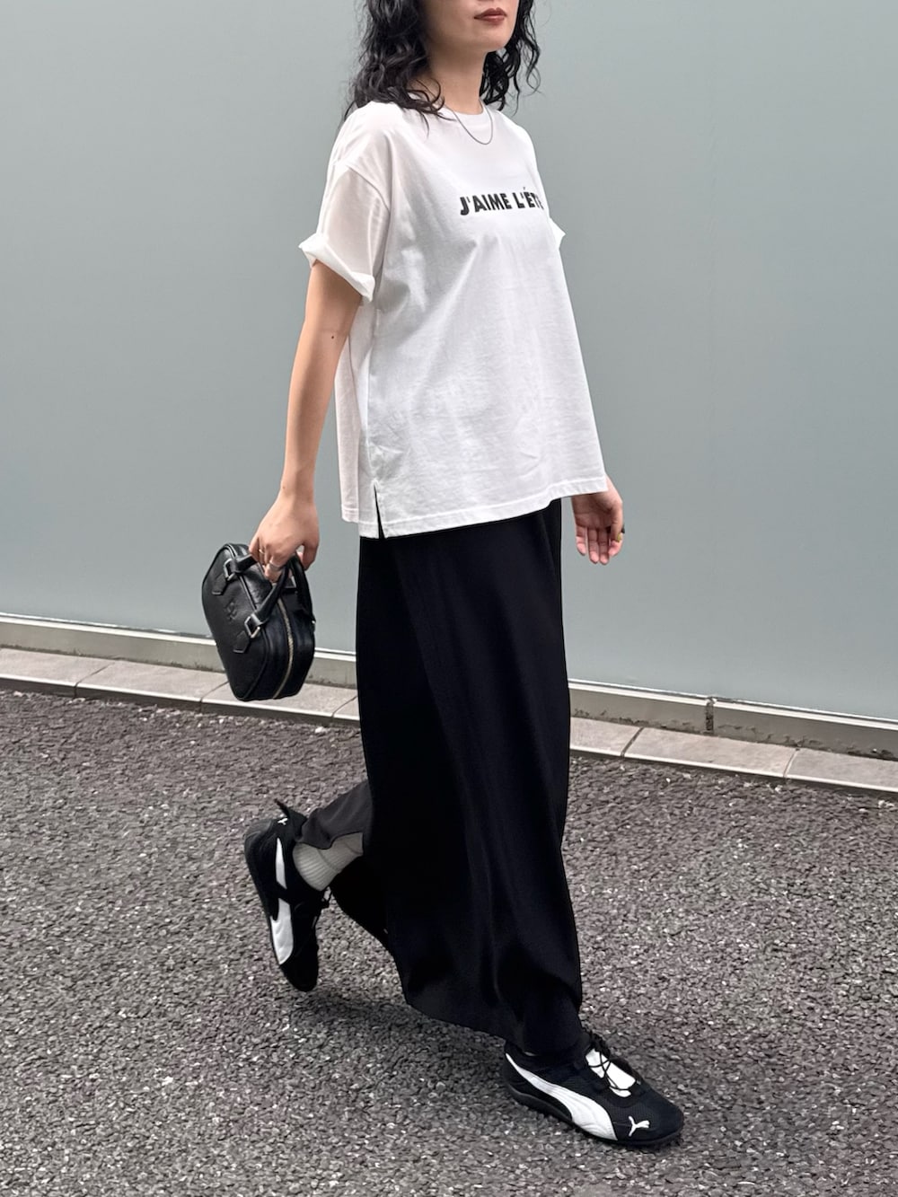 ホワイト系のTシャツ/カットソー、ブラック系のスカート、ブラック系のショルダーバッグを着用したレディースの夏コーディネートの8枚目の写真