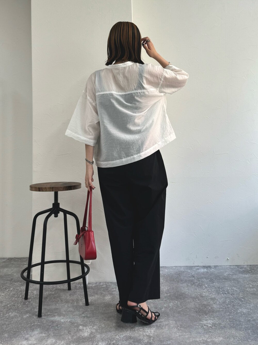 ホワイト系のシャツ/ブラウス、ブラック系のその他パンツ、ブラック系のサンダルを着用したレディースの夏コーディネートの3枚目の写真