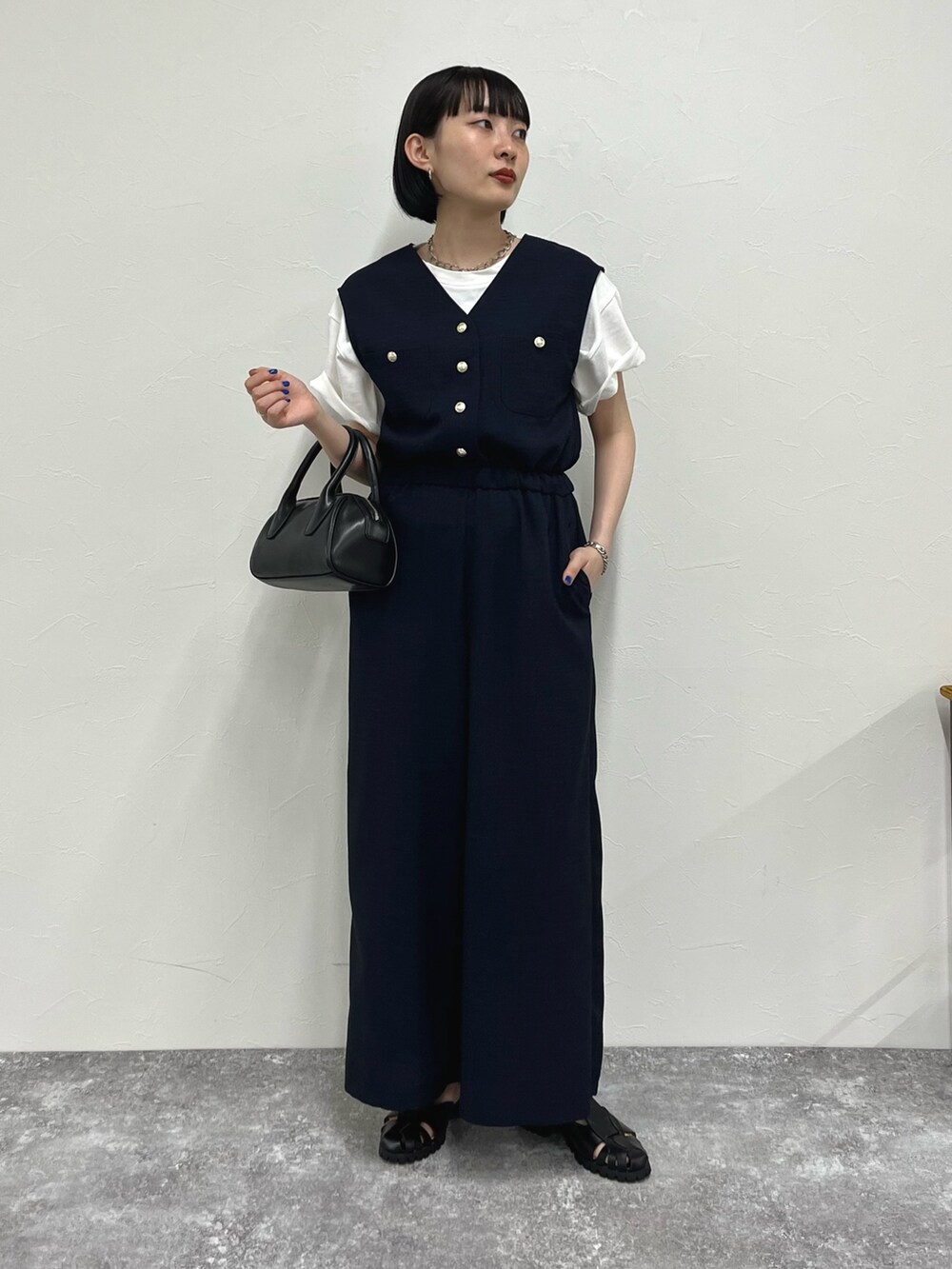 「グルカサンダル、シンプルコーデ、レイヤードスタイル、お出かけコーデ、きれいめカジュアル、夏だ！Tシャツ着よう！、おでかけコーデ、夏コーデ、オールインワン、楽チンコーデ、オトナカジュアル、休日コーデ、低身長、白Tシャツ、Tシャツ」｜「fredy emueの【fredyemueフレディエミュ】マリンオールインワン（つなぎ/オールインワン、ブルー系）」を使った、スダサチカさん（レディース・155cm）の夏コーディネートの2枚目の写真
