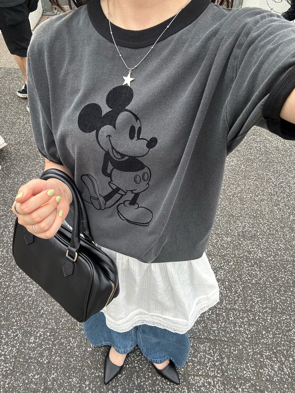 「デートコーデ、ミニスカート、レイヤードスタイル、デニム、サングラス、夏コーデ、韓国ファッション、大人カジュアルコーデ、春夏コーデ、シンプル、白スカート、レーススカート、Tシャツ、ミッキー、低身長コーデ」｜「fredy emueの【GOOD ROCK SPEED/グッドロックスピード】Disney MickeyリンガーTシャツ（Tシャツ/カットソー、グレー系）」を使った、スダサチカさん（骨格ナチュラル・レディース・155cm）の夏コーディネートの7枚目の写真