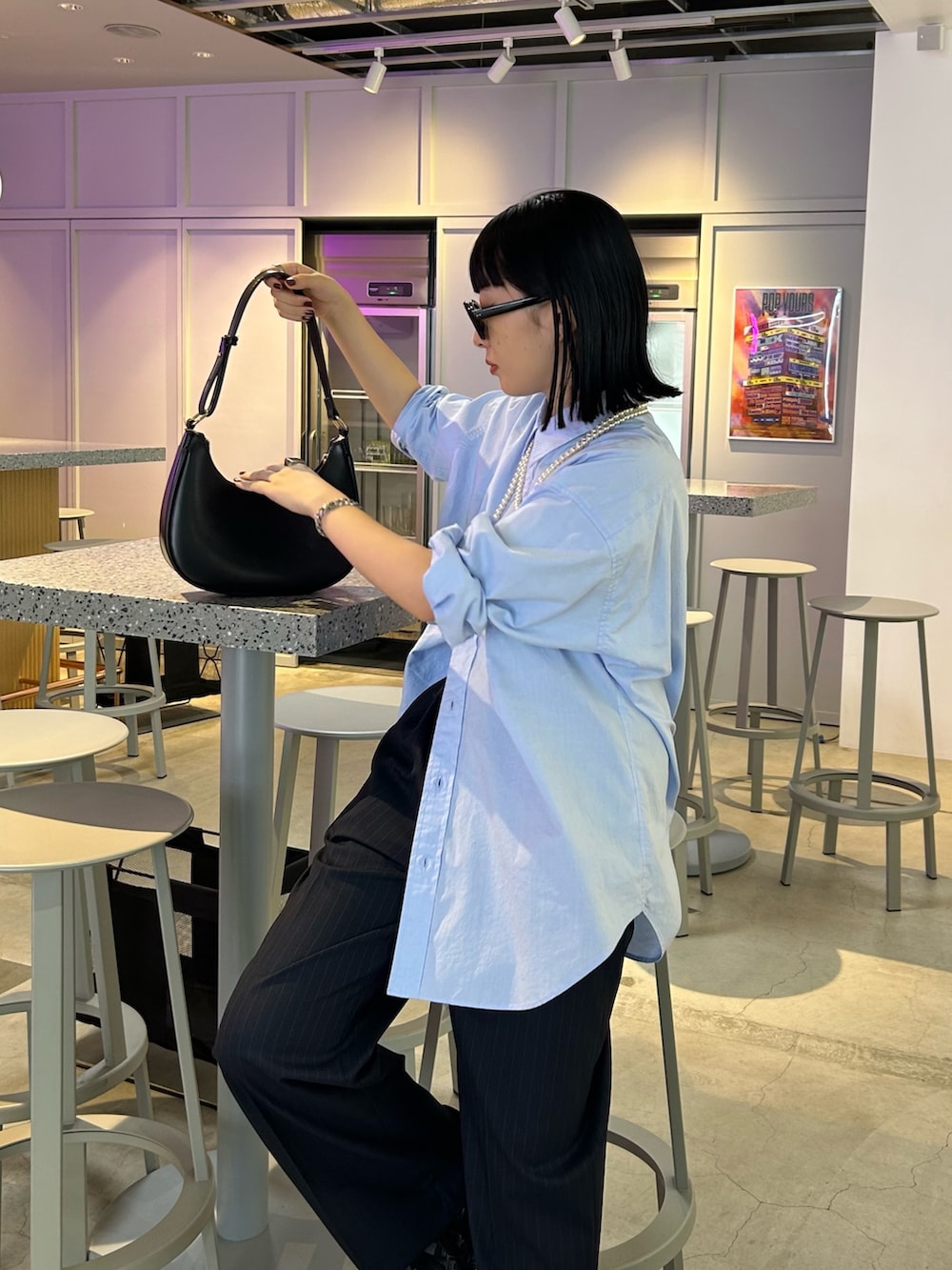 「秋服準備はじめました、シャツスタイル、休日スタイル、スニーカー、秋コーデ、シンプルスタイル、ワントーン、ブルーコーデ、スラックス、ストライプ、ストライプパンツ、FREDY&GLOSTER、低身長コーデ、パールネックレス、ロングネックレス」｜「fredy emueのFR刺繍ベーシックシャツ（シャツ/ブラウス、ブルー系）」を使った、スダサチカさん（レディース・155cm）の秋コーディネートの4枚目の写真