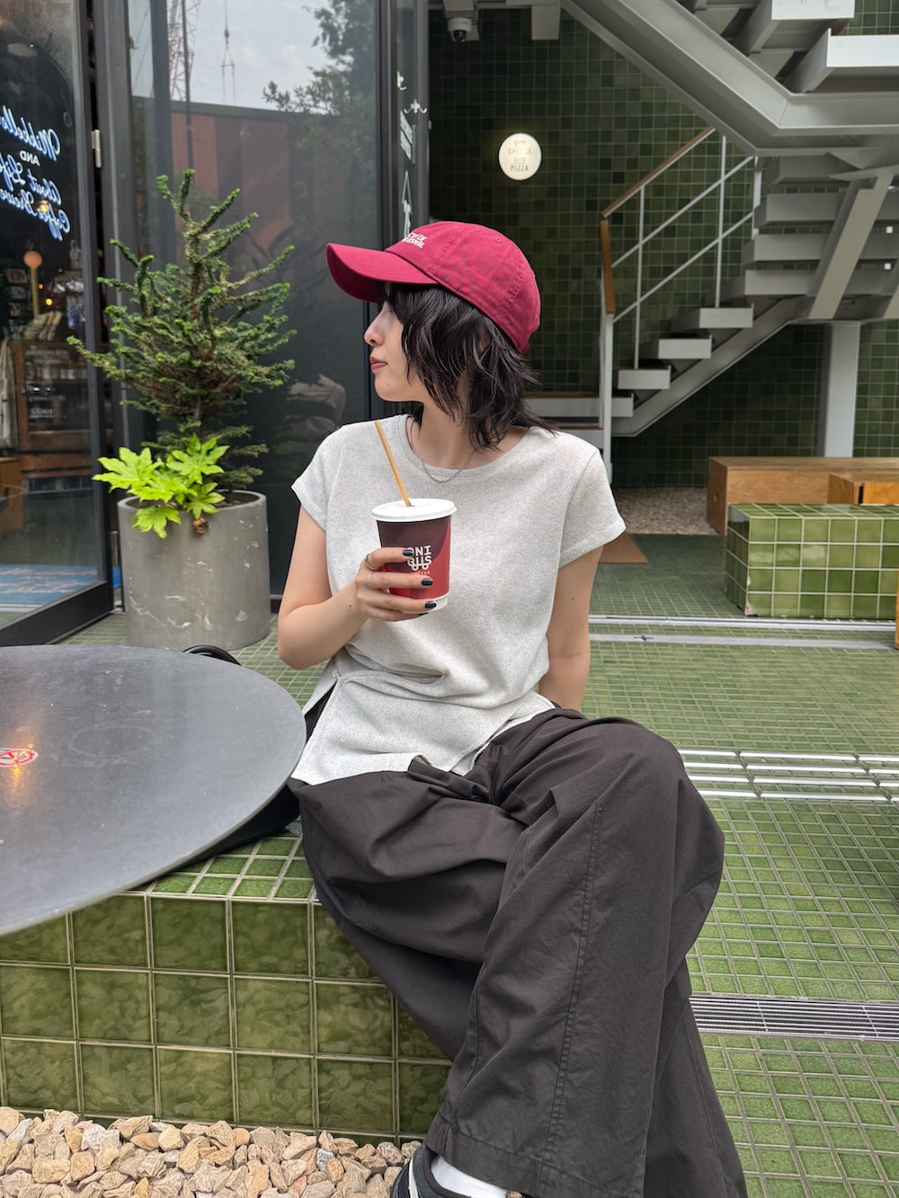 ホワイト系のTシャツ/カットソー、ブラック系のその他パンツ、レッド系のキャップを着用したレディースの夏コーディネートの3枚目の写真