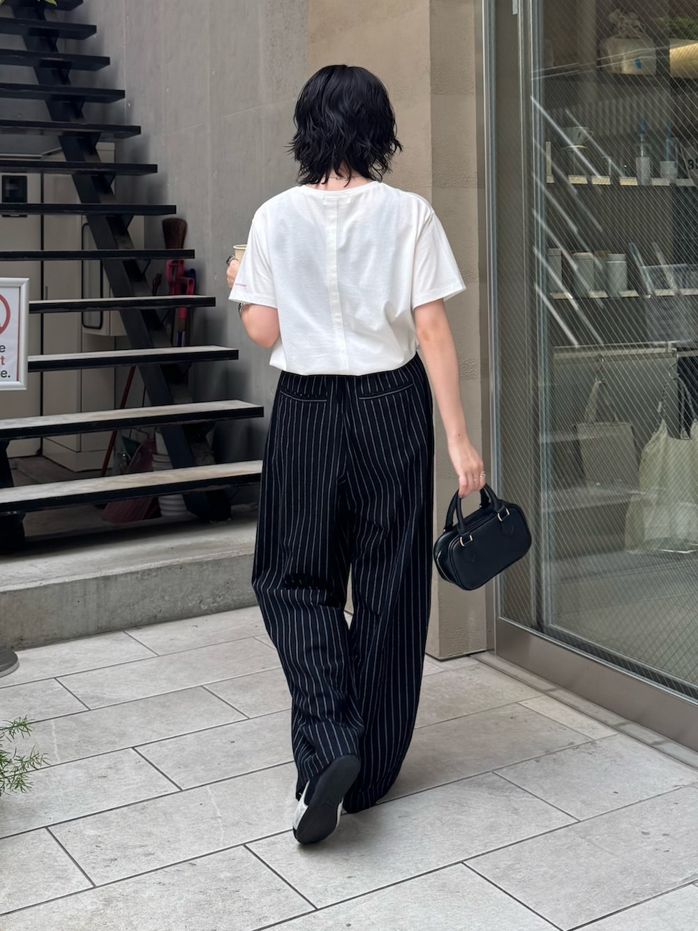 ホワイト系のTシャツ/カットソー、ブラック系のその他パンツを着用したレディースの夏コーディネートの4枚目の写真