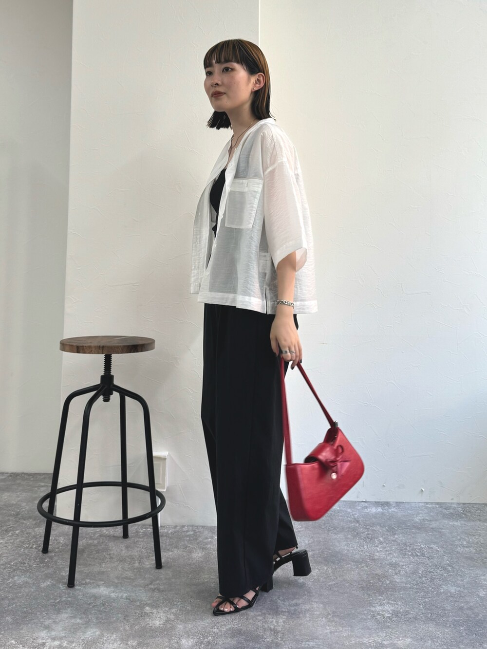 ホワイト系のシャツ/ブラウス、ブラック系のその他パンツ、ブラック系のサンダルを着用したレディースの夏コーディネートの2枚目の写真