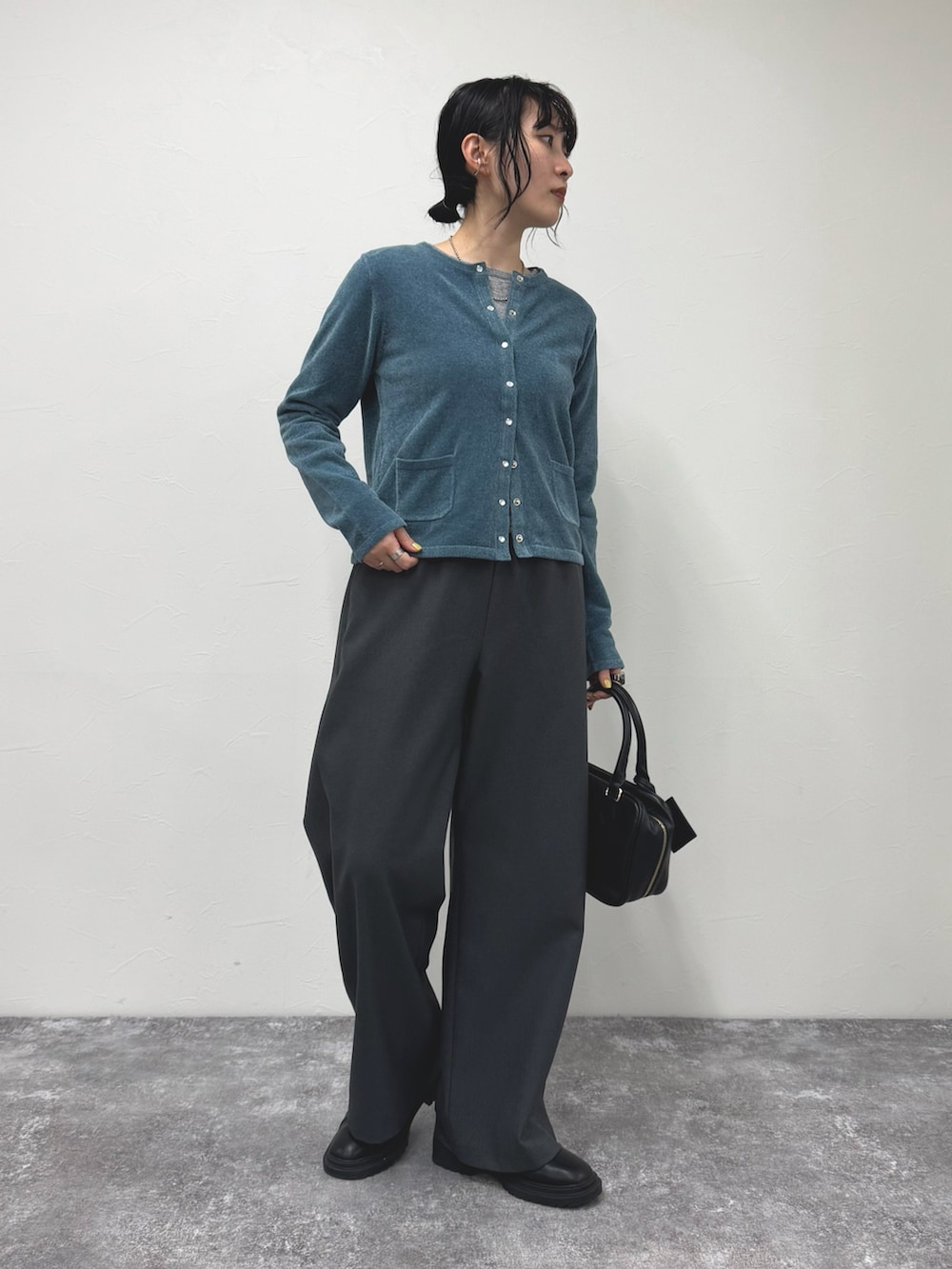 グレー系のTシャツ/カットソー、ブルー系のカーディガン/ボレロ、グレー系のその他パンツを着用したレディースの冬コーディネートの2枚目の写真