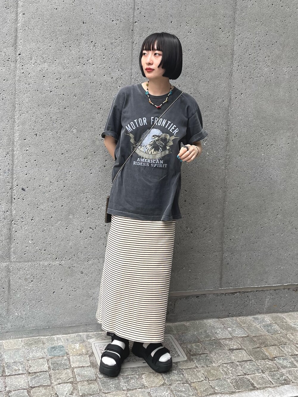 グレー系のTシャツ/カットソー、ホワイト系のワンピース、シルバー系のスマホグッズを着用したレディースの夏コーディネートの2枚目の写真