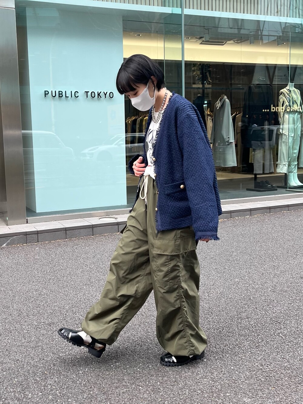 「古着MIX、Coming soon...、メンズライク、メンズファッション、ユニセックス、カーゴパンツ、ジャケット、ツイード、ツイードジャケット、ミッキー、グルカサンダル、ミリタリー、ショートヘア、古着、春コーデ」｜「GOOD ROCK SPEEDの【GOOD ROCK SPEED/グッドロックスピード】別注ミッキーベースボールTシャツ 7分袖（Tシャツ/カットソー、ホワイト系）」を使った、スダサチカさん（レディース・155cm）の冬コーディネートの2枚目の写真