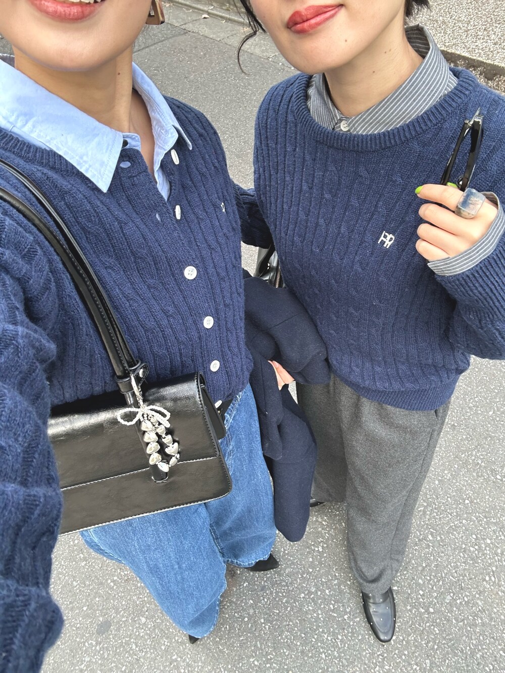 ブルー系のニット/セーター、グレー系のその他パンツ、ブラック系のパンプスを着用したレディースの冬コーディネートの6枚目の写真