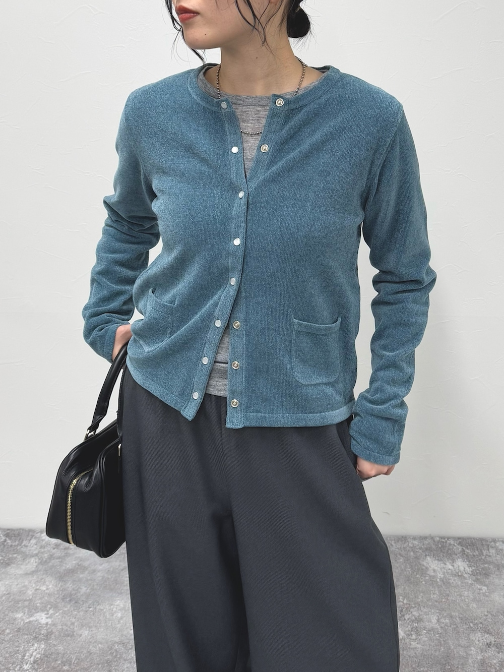 グレー系のTシャツ/カットソー、ブルー系のカーディガン/ボレロ、グレー系のその他パンツを着用したレディースの冬コーディネートの5枚目の写真