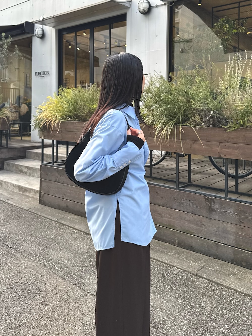 ブルー系のシャツ/ブラウス、ブラック系のその他トップス、ブラウン系のその他パンツを着用したレディースの冬コーディネートの5枚目の写真