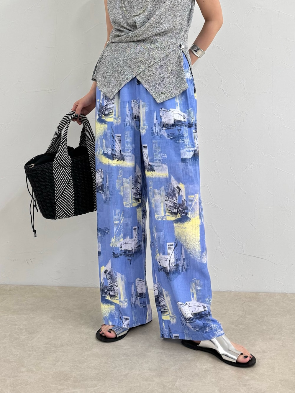 ブルー系のその他パンツ、ブラック系のかごバッグ、グレー系のTシャツ/カットソーを着用したレディースの夏コーディネートの4枚目の写真