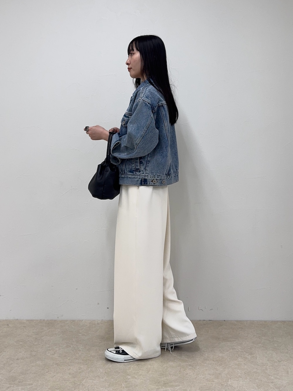 ブルー系のデニムジャケット、ホワイト系のその他パンツを着用したレディースの冬コーディネートの3枚目の写真