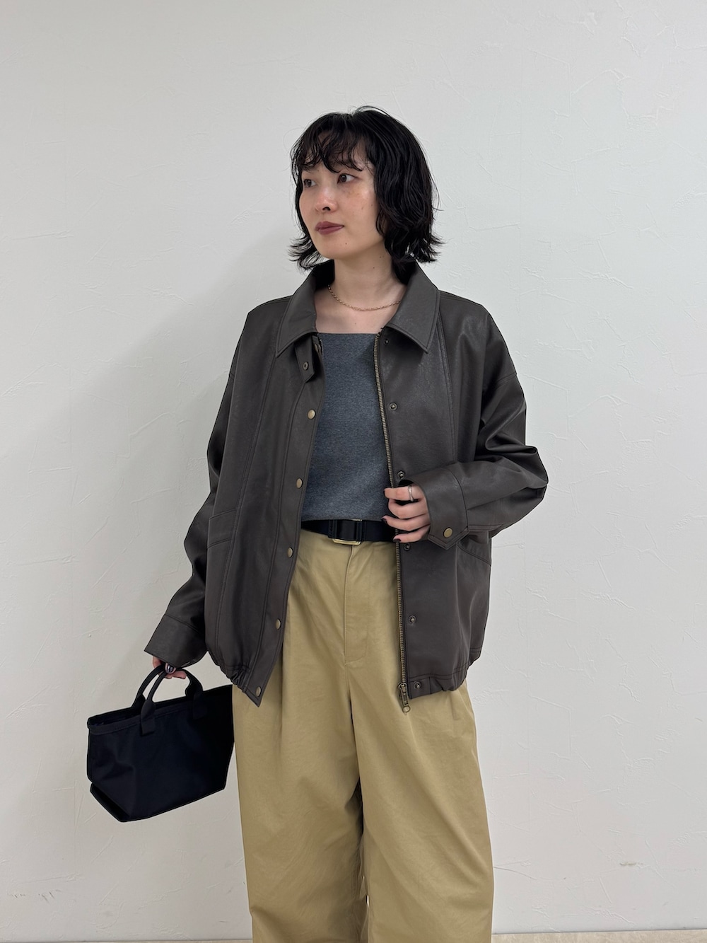 ブラウン系のブルゾン、グレー系のTシャツ/カットソー、ベージュ系のその他パンツを着用したレディースの夏コーディネートの5枚目の写真