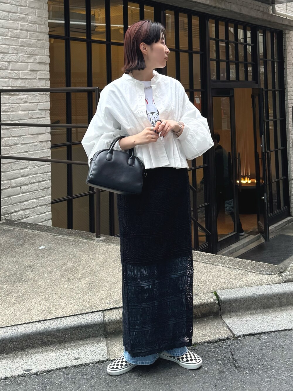 ホワイト系のTシャツ/カットソー、ホワイト系のシャツ/ブラウス、ブラック系のスカートを着用したレディースの春コーディネートの2枚目の写真