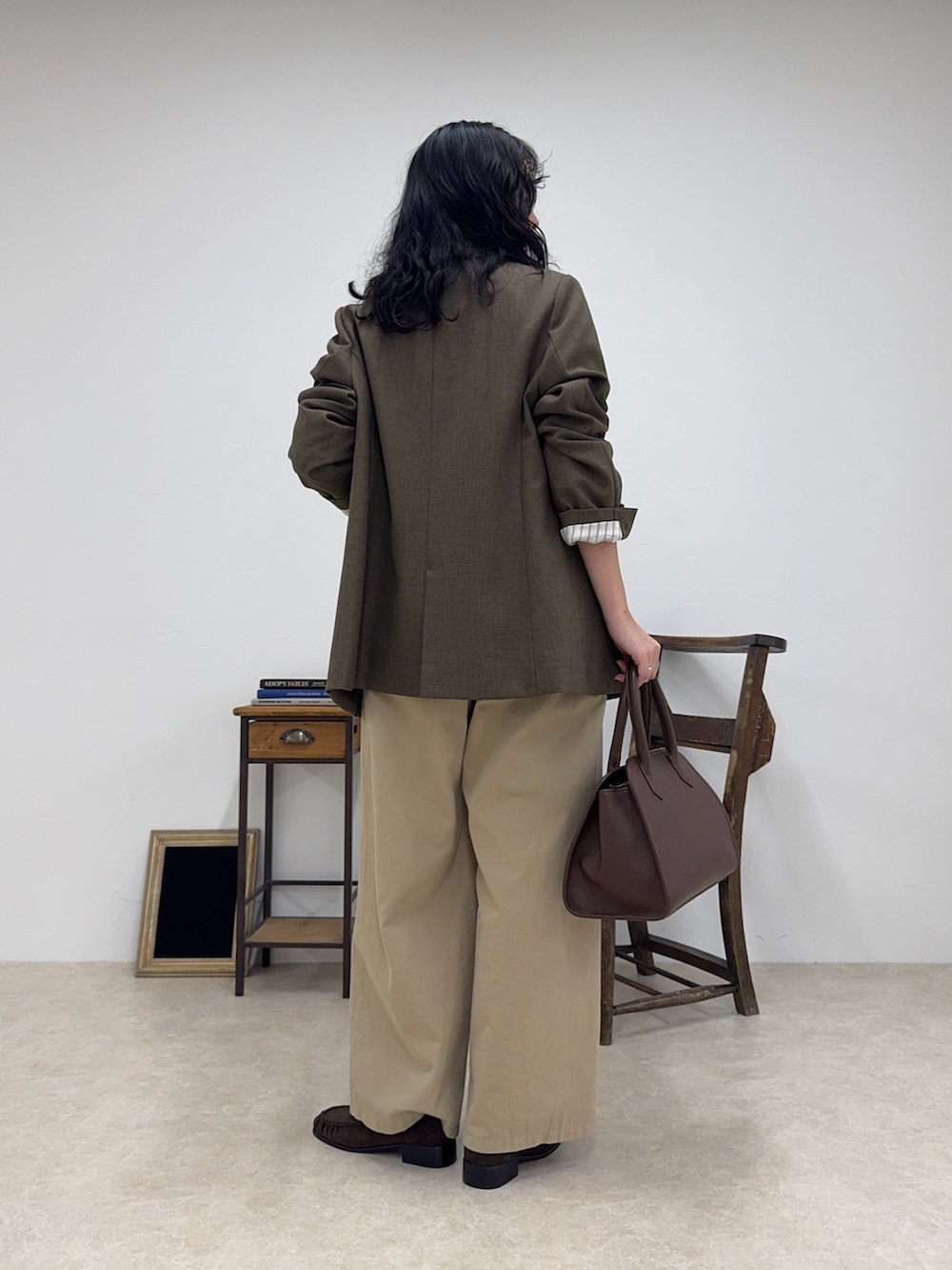 ブラウン系のテーラードジャケット、ホワイト系のTシャツ/カットソー、ベージュ系のチノパンツを着用したレディースの秋コーディネートの4枚目の写真