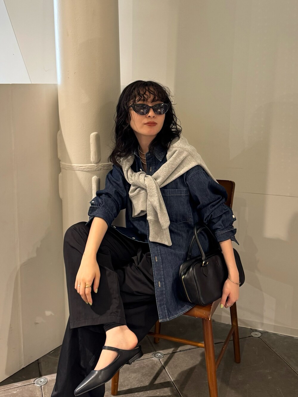 グレー系のスウェット、ブラック系のその他パンツ、ブラック系のショルダーバッグを着用したレディースの春コーディネートの7枚目の写真