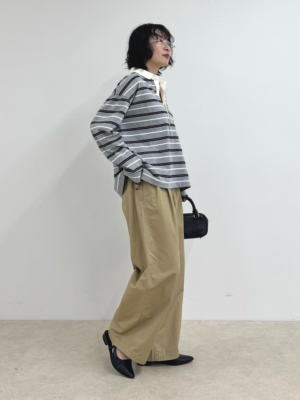 グレー系のTシャツ/カットソー、ベージュ系のその他パンツ、グレー系のネックレスを着用したレディースの秋コーディネートの3枚目の写真