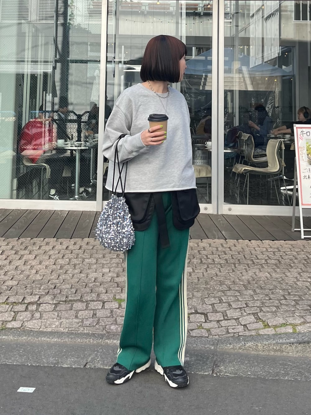 グレー系のスウェット、グレー系のショルダーバッグを着用したレディースの冬コーディネートの3枚目の写真